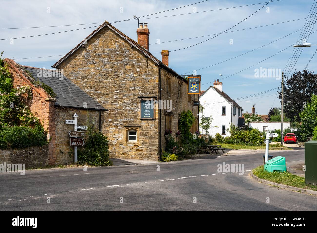 Le pub anglais traditionnel Wyndham Arms se trouve dans la rue principale, à travers le village Episcopi de Kingsbury, dans le Somerset. Banque D'Images