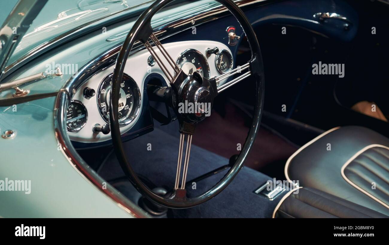 Vue du panneau instrumental et de la roue de la voiture rétro. Voiture en cuir noir assise. Varsovie, Pologne - 10 Juillet 2019 Banque D'Images