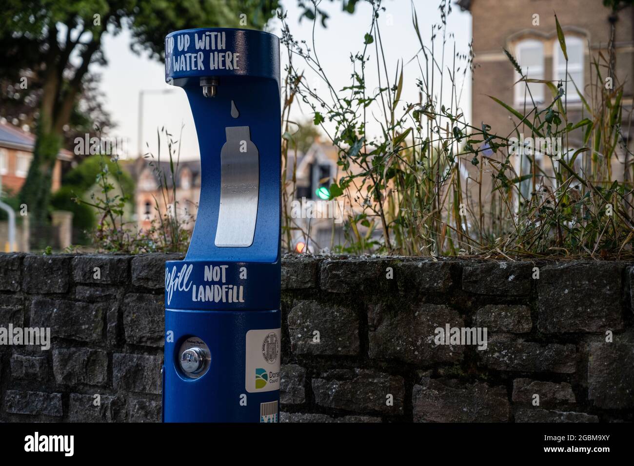 Une fontaine d'eau moderne Wessex Water pour le remplissage des bouteilles réutilisables se trouve sur South Street à Dorchester, Dorset. Banque D'Images