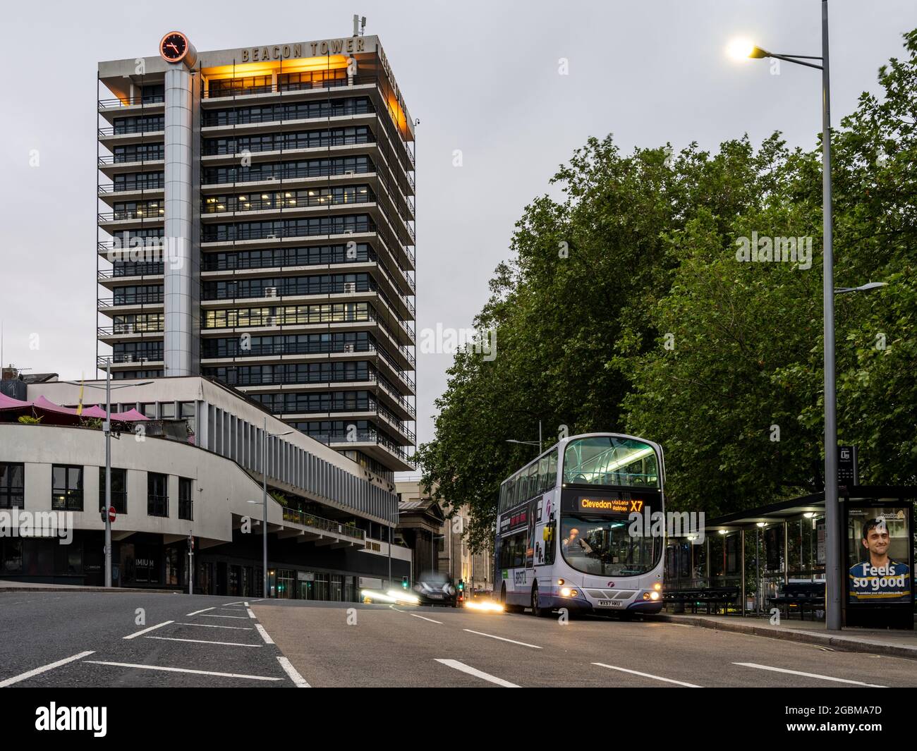 La nouvelle tour Beacon, anciennement Colston Tower, est éclairée au crépuscule dans le centre-ville de Bristol. Banque D'Images