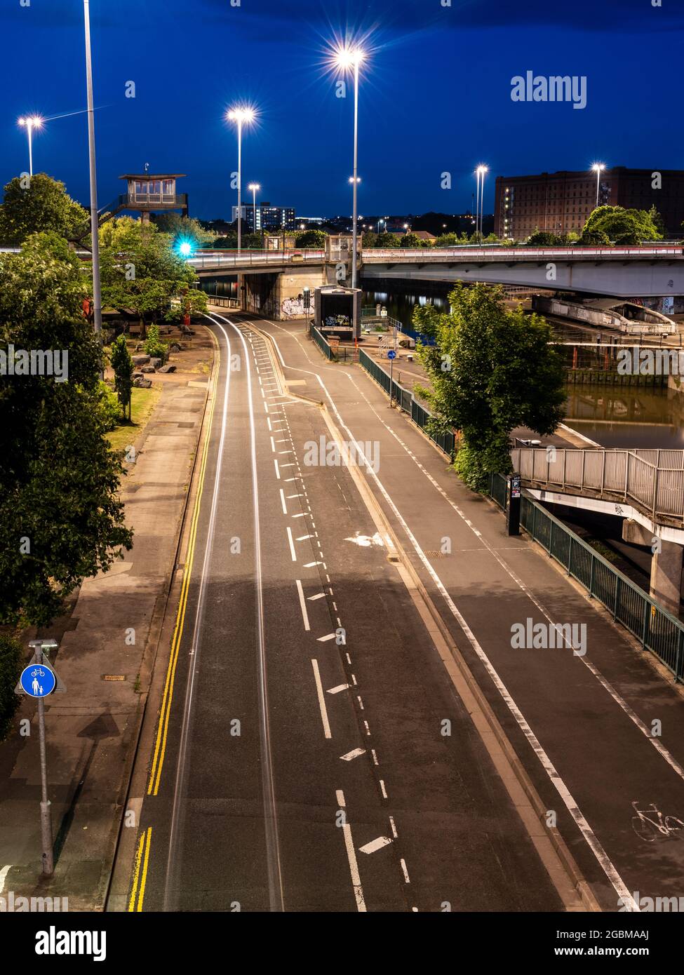 La circulation laisse des sentiers légers la nuit sur le réseau routier du bassin de Cumberland au milieu du XXe siècle à Hotwells, Bristol, une région dont la régénération est prévue. Banque D'Images