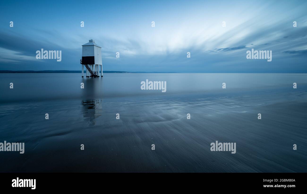 Le phare en bois de niveau bas se trouve dans les eaux à marée haute de la baie de Bridgwater à Burnham-on-Sea dans le Somerset. Banque D'Images