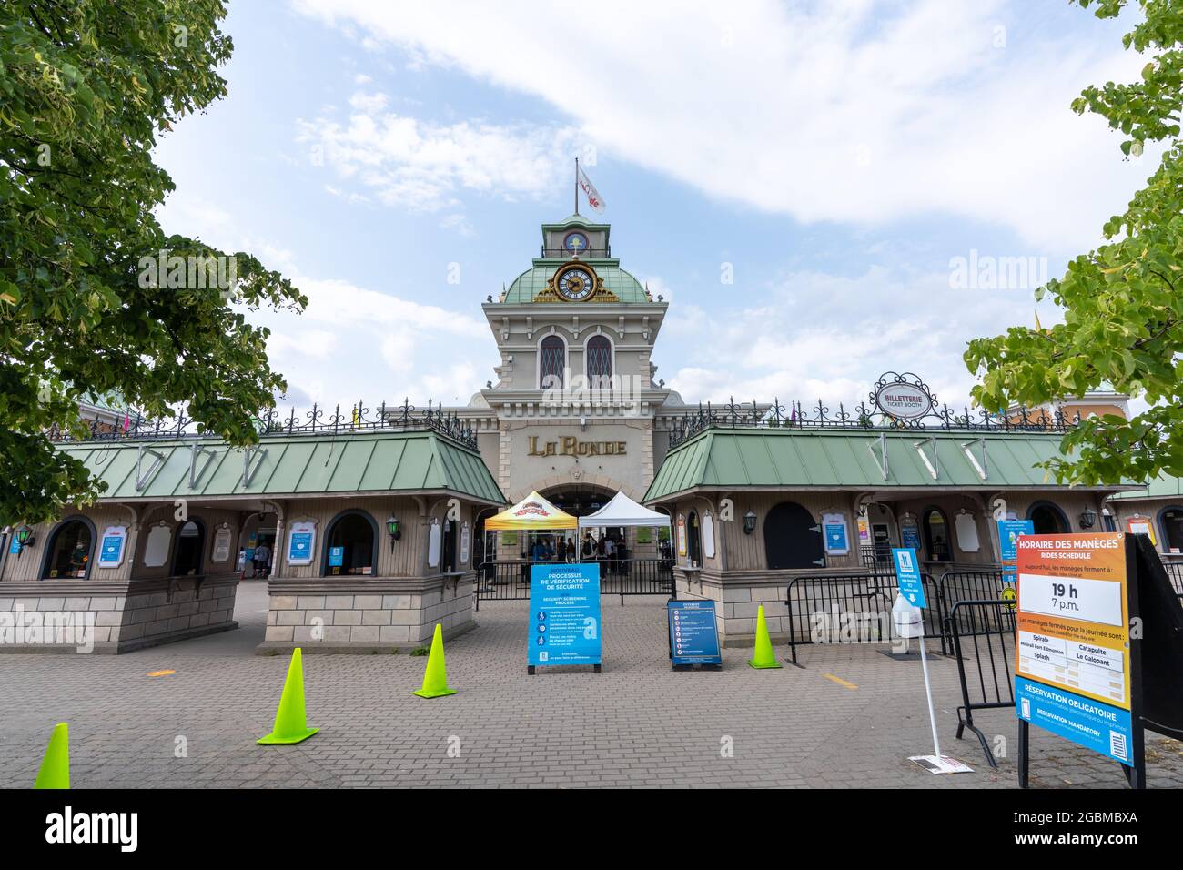 Entrée du parc d'attractions la ronde six Flags en été pendant la période pandémique Covid-19. Montréal, Québec, Canada. Banque D'Images