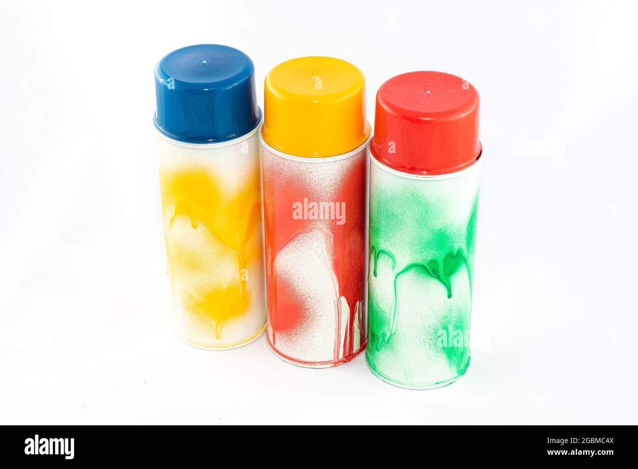 Trois boîtes de peinture en aérosol de couleur sur fond blanc. Inventaire Graffiti - gros plan Banque D'Images