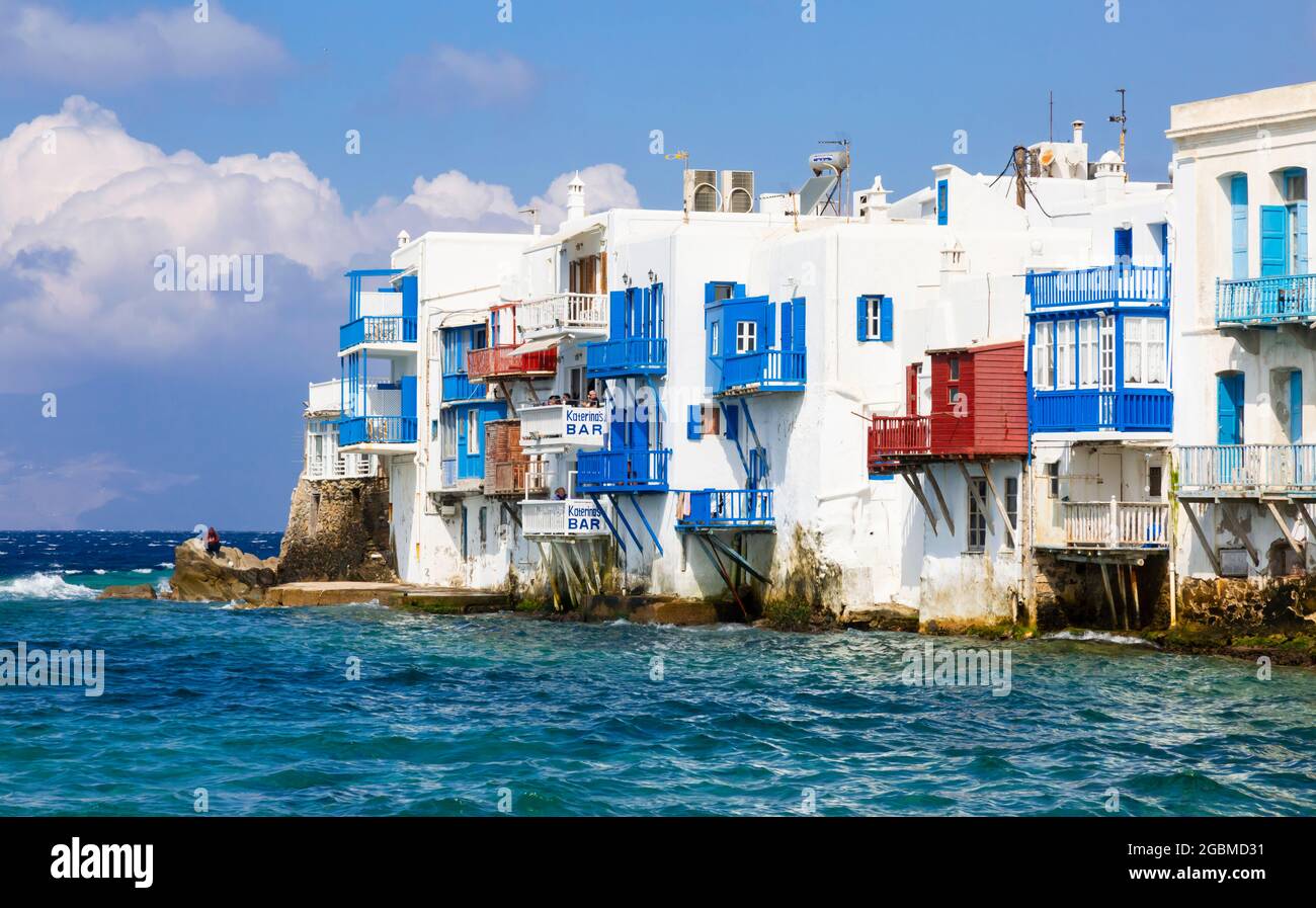 Mykonos, Grèce - 02 octobre 2017 : vue sur la célèbre région de Mykonos appelée petite Venise, vue de la mer, île de Mykonos, Cyclades, Grèce Banque D'Images