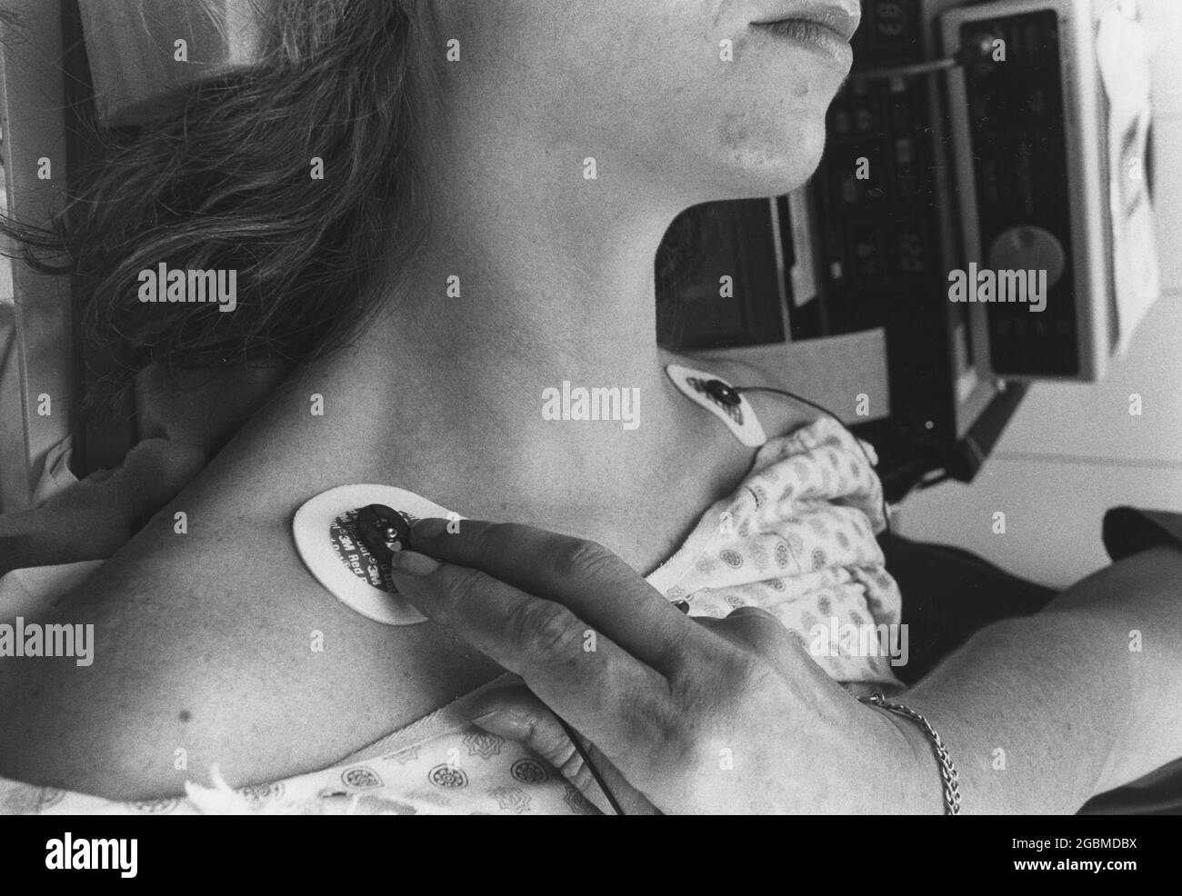 Austin, Texas, États-Unis : technicien médical fixant les électrodes à la peau du patient pour une surveillance EKG. ©Bob Daemmrich Banque D'Images