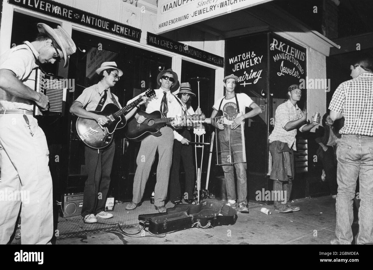 Austin, Texas USA, 1980: Les musiciens de rue jouent pour des conseils sur le trottoir pendant la nuit occupée dans le quartier de divertissement de Sixth Street à Austin. ©Bob Daemmrich Banque D'Images