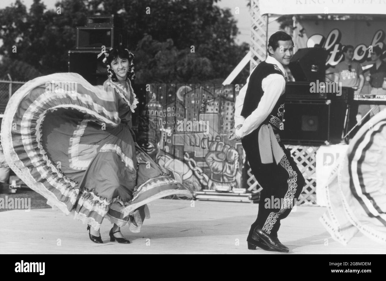 Austin Texas USA, mai 1986: Les adolescents hispaniques en costumes traditionnels mexicains folklorico dansent sur scène lors d'un festival Cinco de Mayo dans un parc d'Austin. ©Bob Daemmrich Banque D'Images