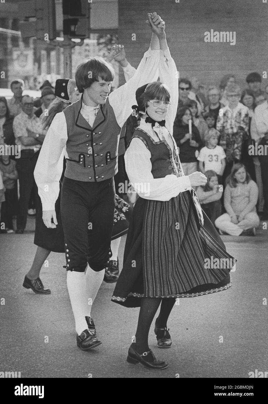 Stoughton Wisconsin USA, 1974: De jeunes danseurs de vêtements traditionnels norvégiens exécutent la danse traditionnelle norvégienne lors de la célébration annuelle de la ville de Syttendi Mai, le jour de la Constitution de la Norvège. ©Bob Daemmrich Banque D'Images