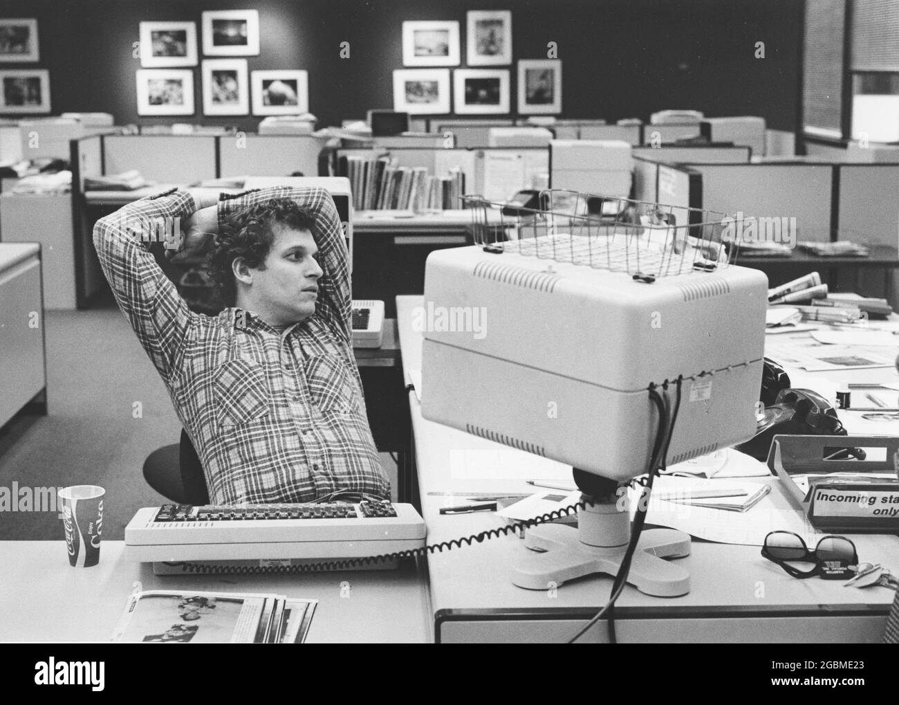Austin, Texas USA, circa1983: Salle de presse à l'homme d'État américain d'Austin où un éditeur prend une pause de la dactylographie dans un système de pagination ATEX, l'ATEX 3000. Dans tout le pays, les salles de rédaction remplacent les machines à écrire par des systèmes électroniques dans les salles de rédaction et les salles de composition ou de maquillage de pages. ©Bob Daemmrich Banque D'Images