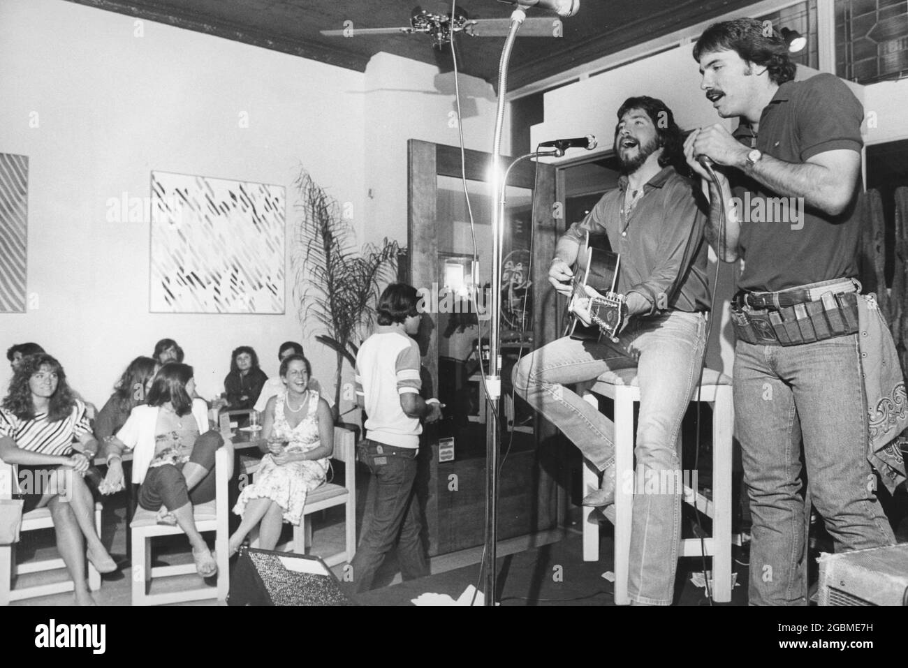 Austin Texas USA, vers 1984 : un duo masculin chante au bar de Sixth Street, la bande de divertissement du centre-ville d'Austin. ©Bob Daemmrich Banque D'Images