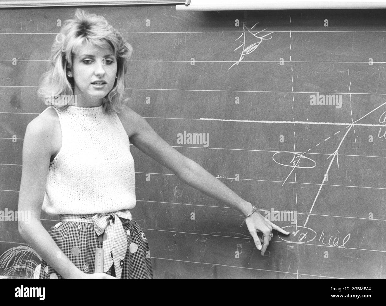 Austin Texas USA, vers 1991:jeune enseignante utilise le dessin sur le tableau noir pour illustrer le concept pendant la classe de physique d'école d'été pour les élèves doués. ©Bob Daemmrich Banque D'Images