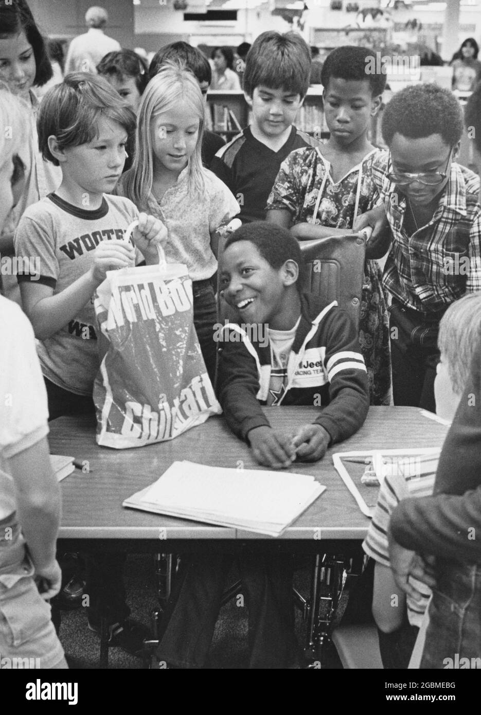 Austin, Texas États-Unis, vers 1984: Garçon de 4e année Patrick Skeaton, qui a spina bifida et a dû avoir une jambe amputée alors qu'en 3e année. L'histoire photo le montre pendant une journée typique à l'école. ©Bob Daemmrich Banque D'Images