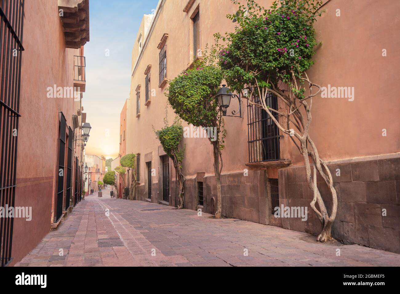 Rue touristique traditionnelle dans le centre de Queretaro, mexique, ville historique, personne, lever du soleil, architecture coloniale Banque D'Images