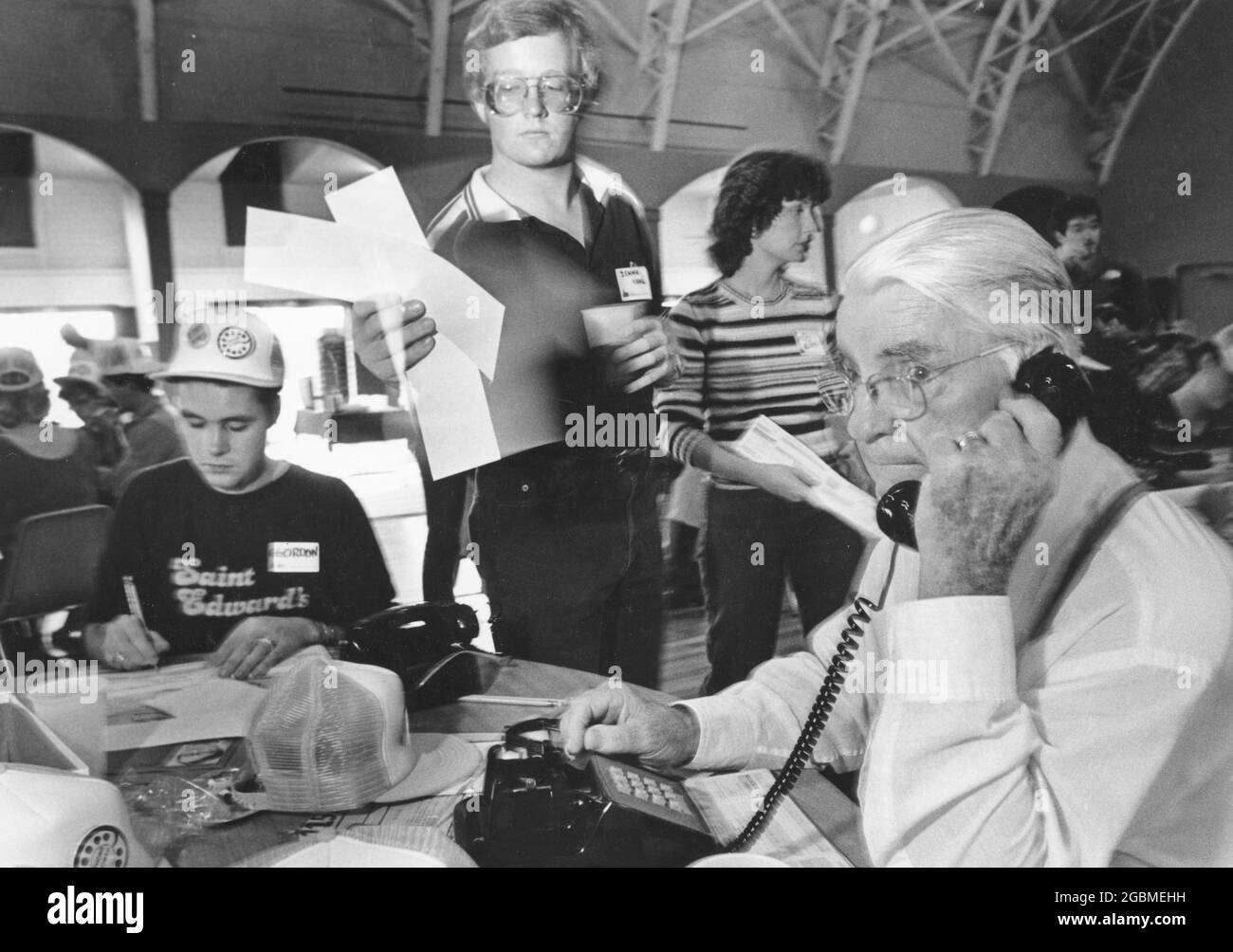 Austin Texas USA, vers 1990: Les volontaires font des appels téléphoniques et de l'aide avec la paperasserie pendant l'événement de collecte de fonds pour l'université catholique privée. ©Bob Daemmrich Banque D'Images