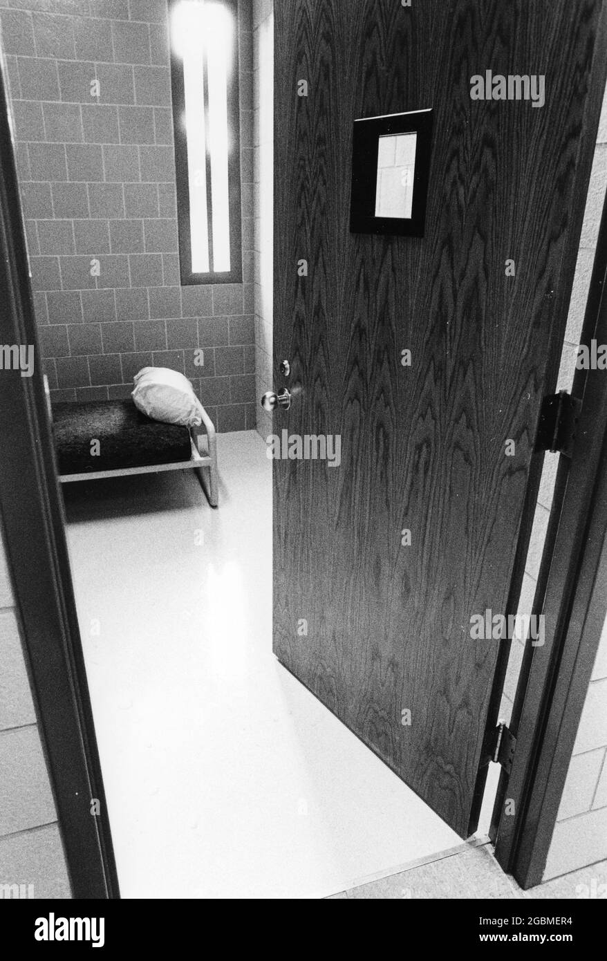 Austin, Texas États-Unis, vers 1991:Cell avec lit de camp au Centre de justice pour mineurs Gardner-Betts. ©Bob Daemmrich Banque D'Images