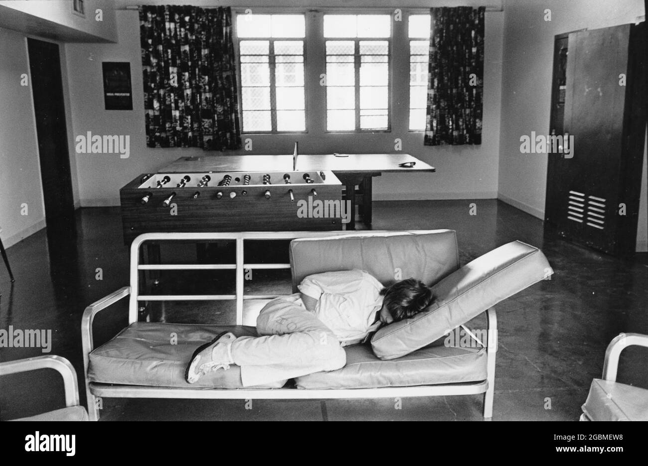 Austin, Texas États-Unis, vers 1985 : adolescent masculin en détention dort dans la salle de loisirs du Gardner-Betts Juvenile Justice Center. ©Bob Daemmrich Banque D'Images