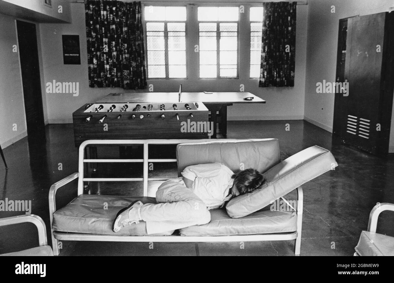 Austin, Texas USA, vers 1985 : adolescent en détention dort dans la salle de loisirs du Gardner-Betts Juvenile Justice Center. ©Bob Daemmrich Banque D'Images