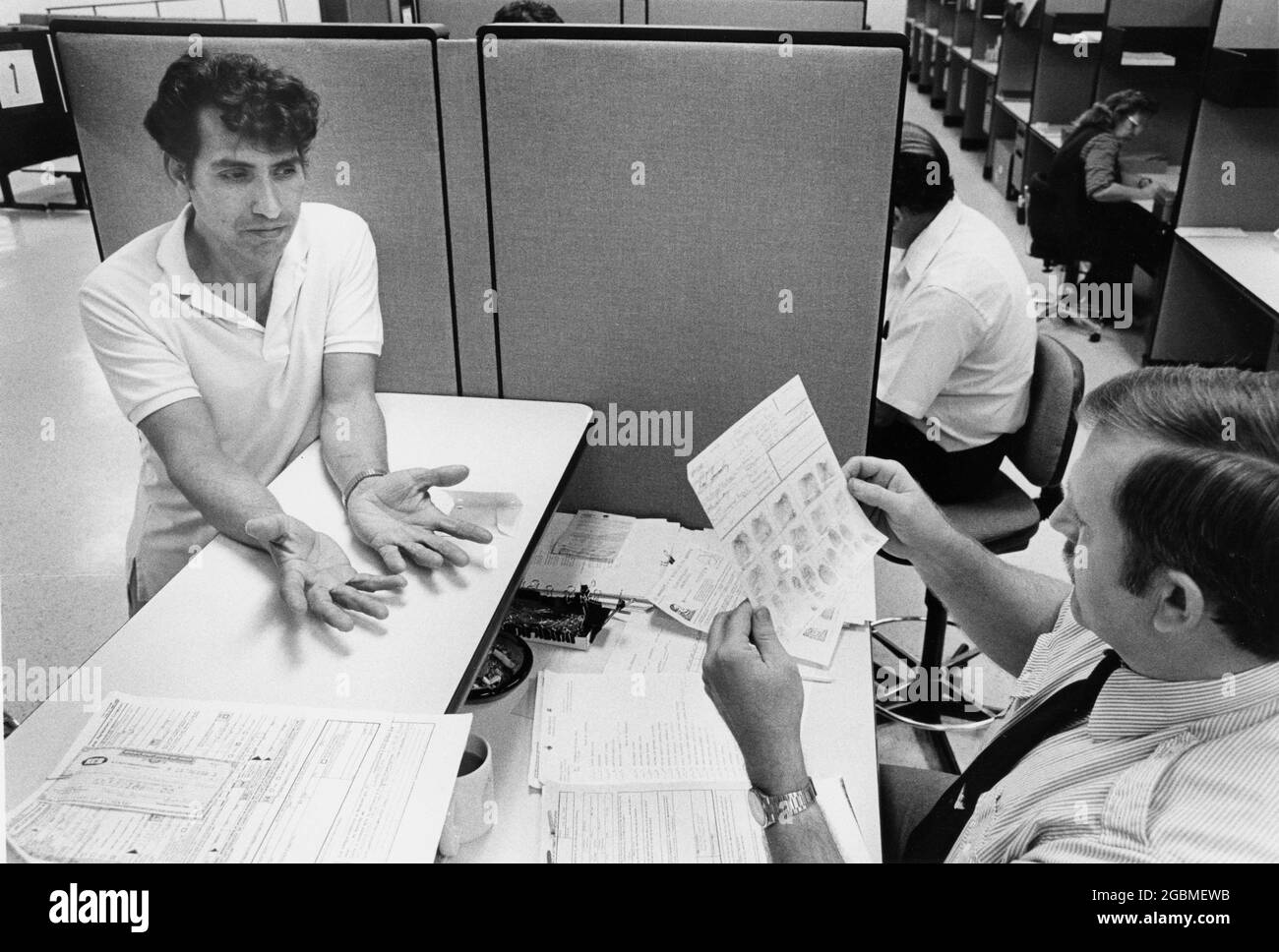 Austin, Texas États-Unis, vers 1990: L'immigrant sans papiers au Austin Immigration and Naturalization Centre (INS) légalisation demande pour des demandes d'amnistie. ©Bob Daemmrich Banque D'Images