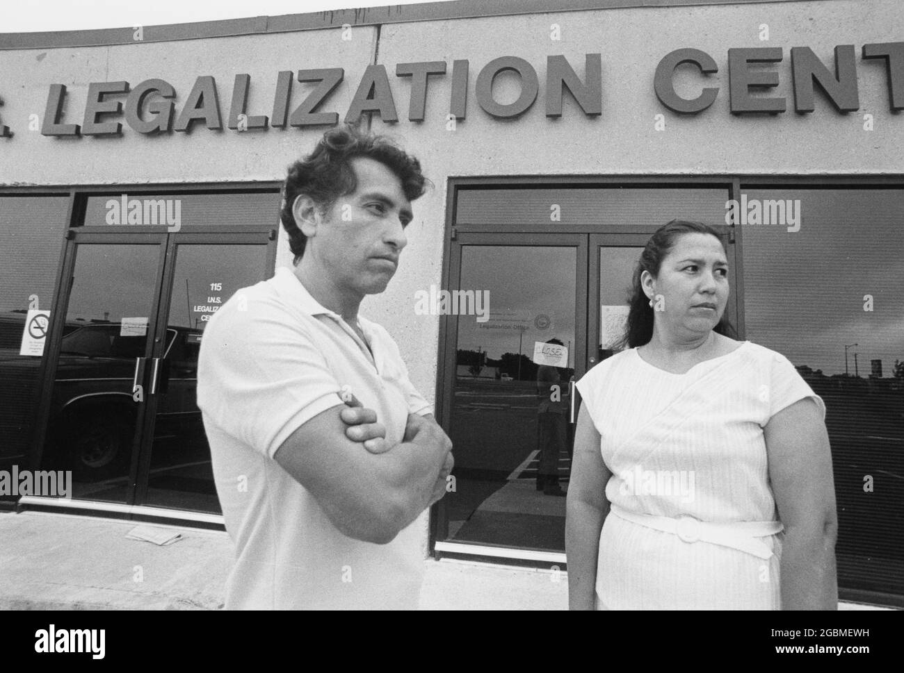 Austin, Texas États-Unis, vers 1990: Les immigrants sans papiers au Austin Immigration and Naturalization Center (INS) légalisation de demander une amnistie. ©Bob Daemmrich Banque D'Images