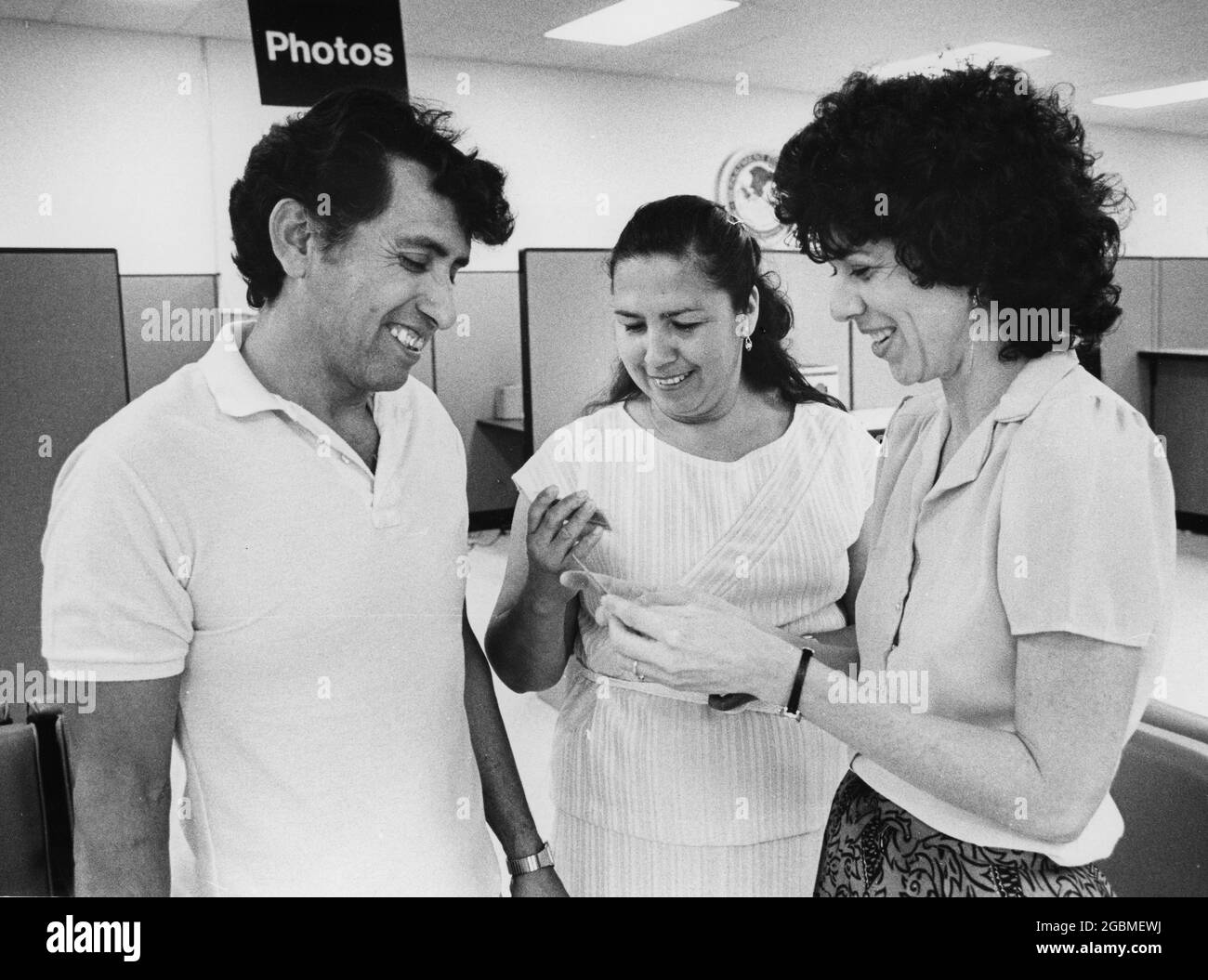 Austin, Texas États-Unis, vers 1990: Les immigrants sans papiers au Austin Immigration and Naturalization Center (INS) légalisation présentent une demande d'amnistie avec l'aide d'un avocat de l'immigration. ©Bob Daemmrich Banque D'Images