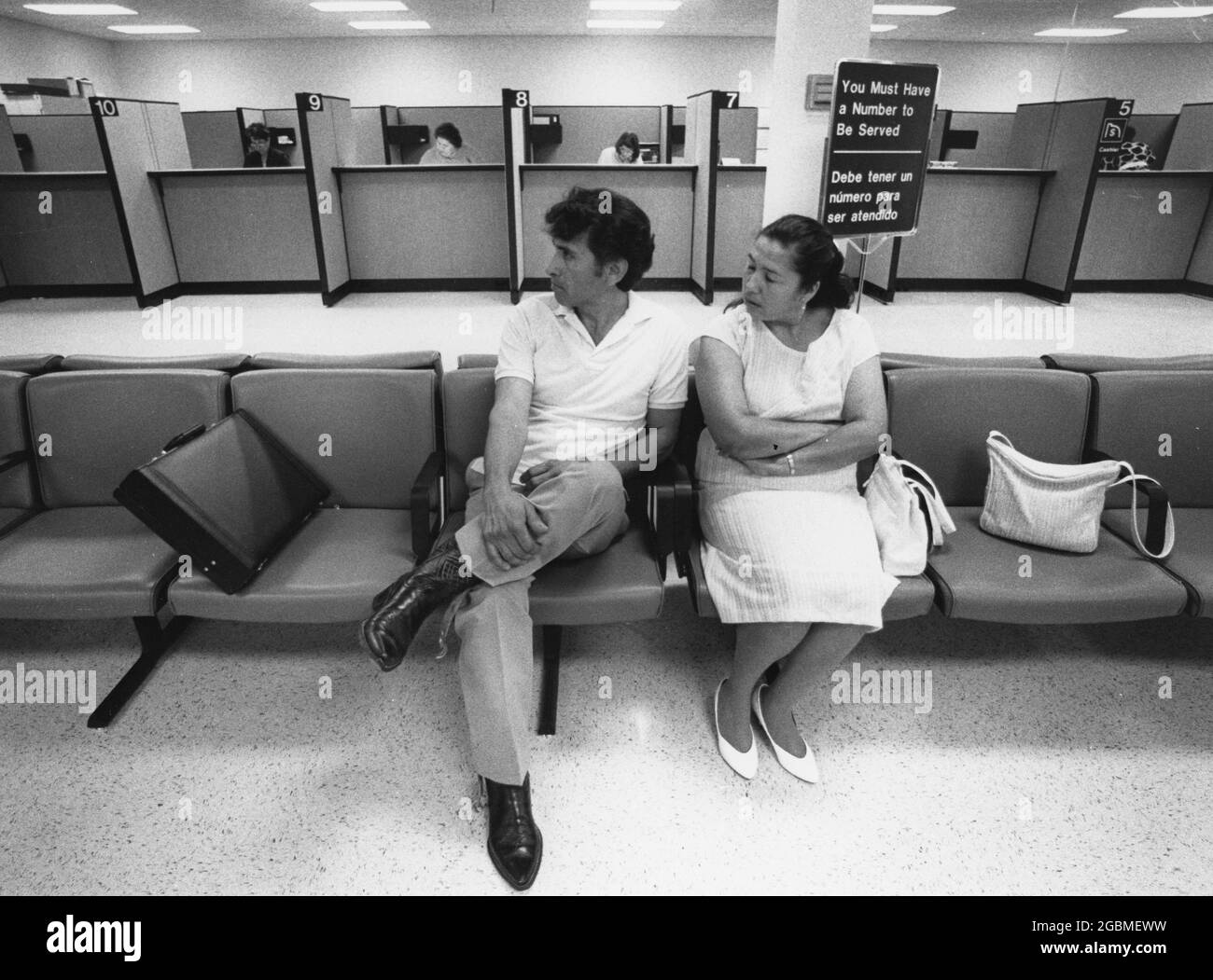 Austin, Texas États-Unis, vers 1990: Les immigrants sans papiers au Austin Immigration and Naturalization Center (INS) légalisation de demander une amnistie. ©Bob Daemmrich Banque D'Images