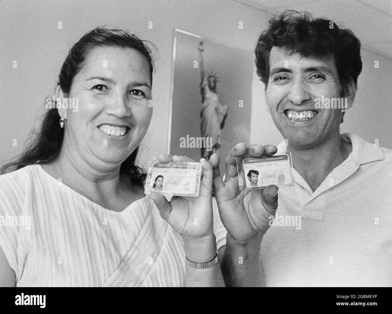 Austin, Texas États-Unis, vers 1990: Les immigrants honduriens sans papiers au Austin Immigration and Naturalization (INS) légalisation Center montrent leurs cartes d'identité après avoir demandé une demande d'amnistie. ©Bob Daemmrich Banque D'Images