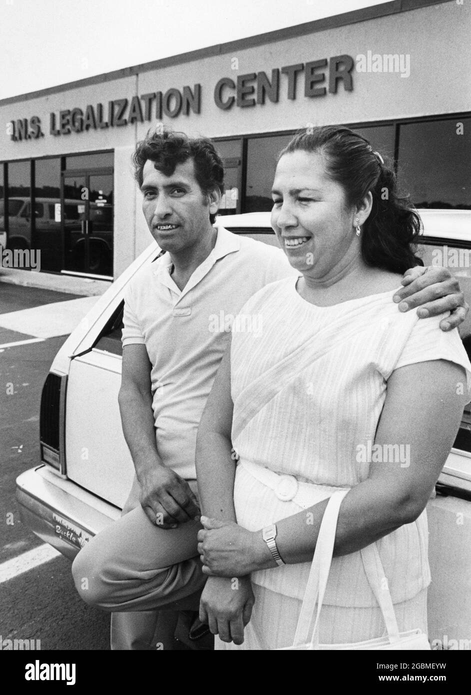 Austin, Texas États-Unis, vers 1990: Les immigrants sans papiers au Austin Immigration and Naturalization Center (INS) légalisation de demander une amnistie. ©Bob Daemmrich Banque D'Images