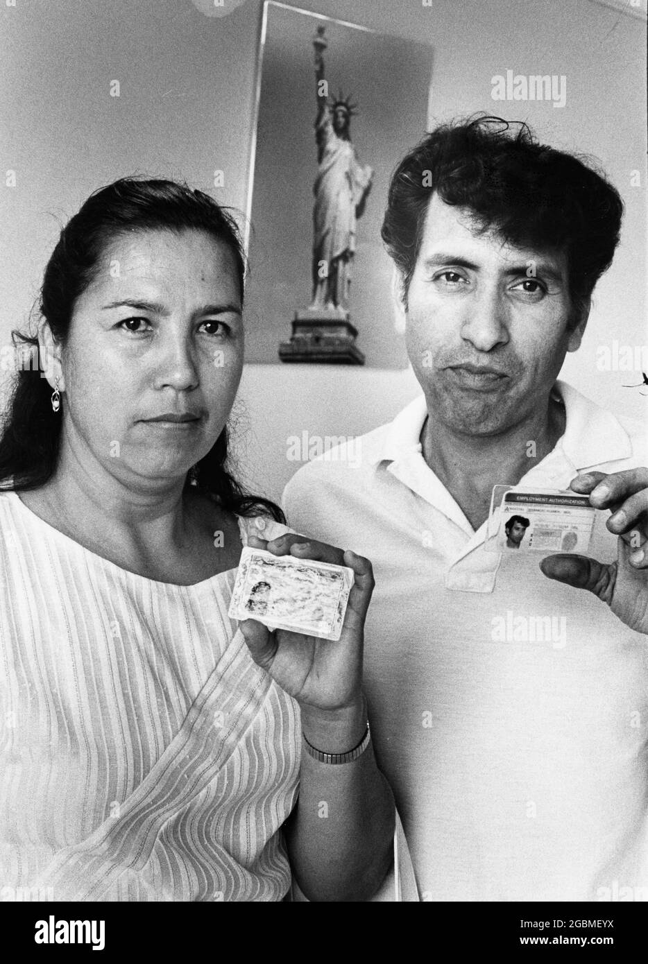 Austin, Texas États-Unis, vers 1990: Les immigrants honduriens sans papiers au Austin Immigration and Naturalization (INS) légalisation Center montrent leurs cartes d'identité après avoir demandé une demande d'amnistie. ©Bob Daemmrich Banque D'Images