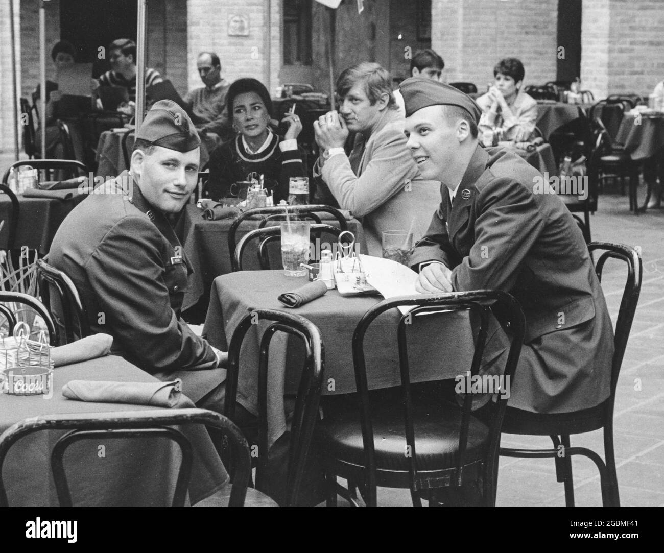 San Antonio Texas USA, vers 1987: Les jeunes avions de l'US Air Force en uniforme profiter d'une journée de congé de l'entraînement de base en mangeant dans un restaurant extérieur dans le secteur favori de Riverwalk du centre-ville. ©Bob Daemmrich Banque D'Images