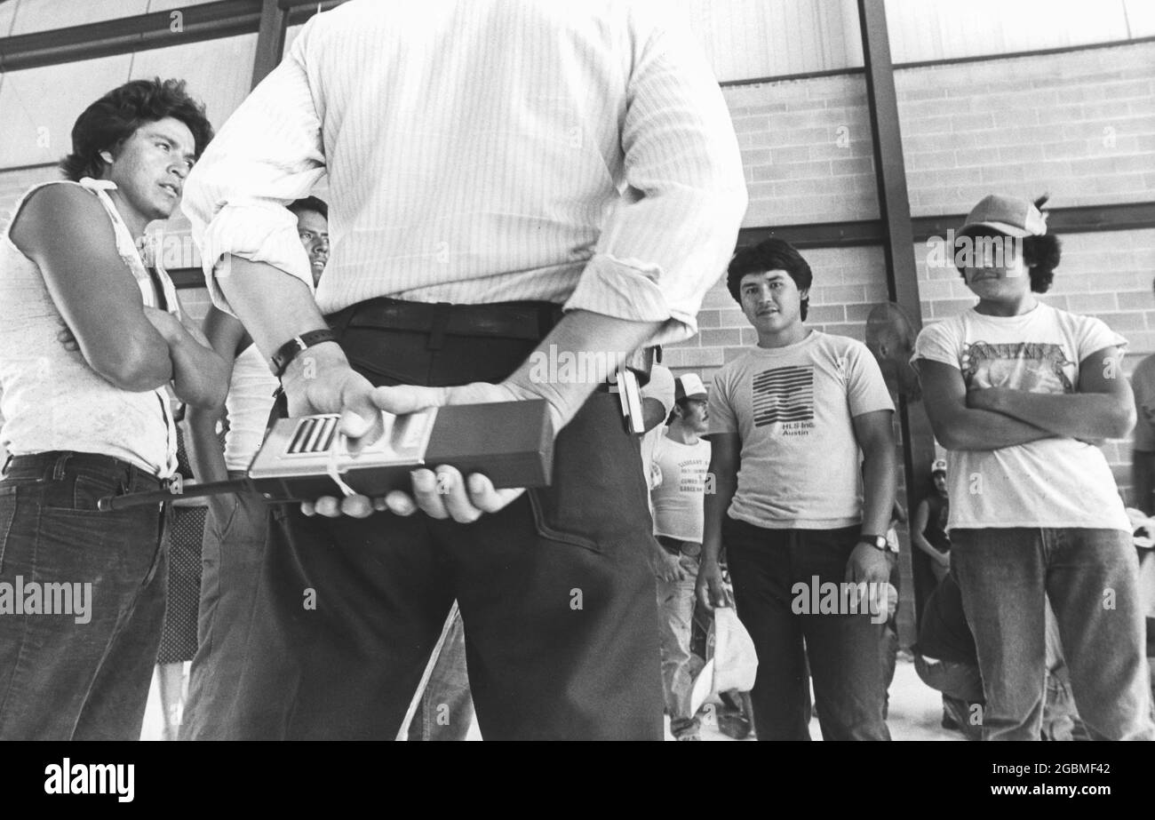 Port Isabel, Texas, États-Unis, circa1989: Immigrants masculins sans papiers, principalement du Mexique, au centre de détention du Texas du Sud. ©Bob Daemmrich Banque D'Images