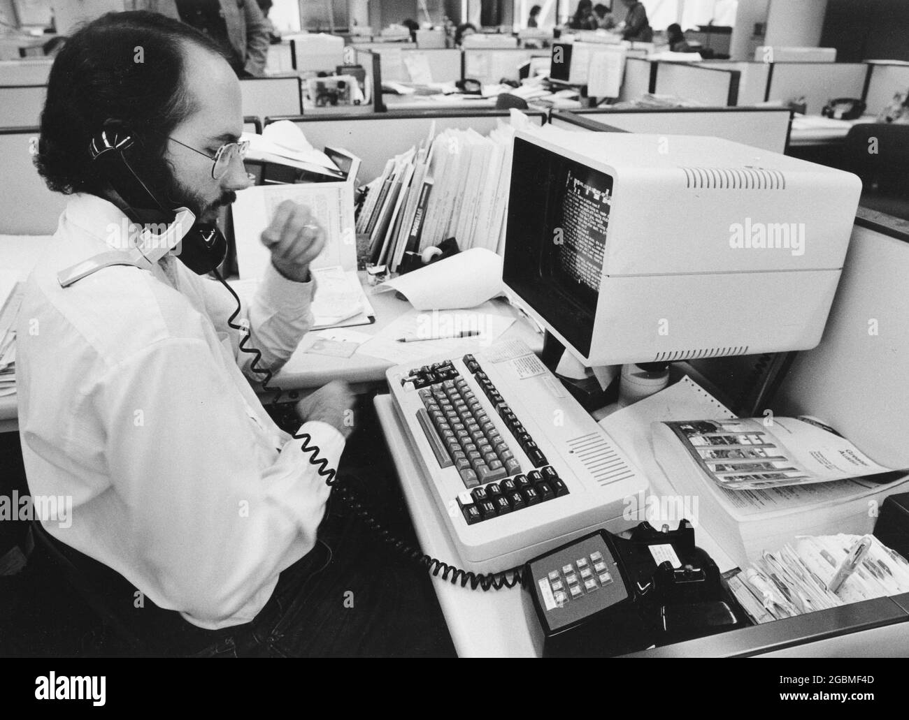 Austin, Texas USA, circa1983: Salle de presse à l'homme d'État américain  d'Austin où un journaliste conduit une interview téléphonique et saisit des  notes dans un système de pagination ATEX, l'ATEX 3000. Dans