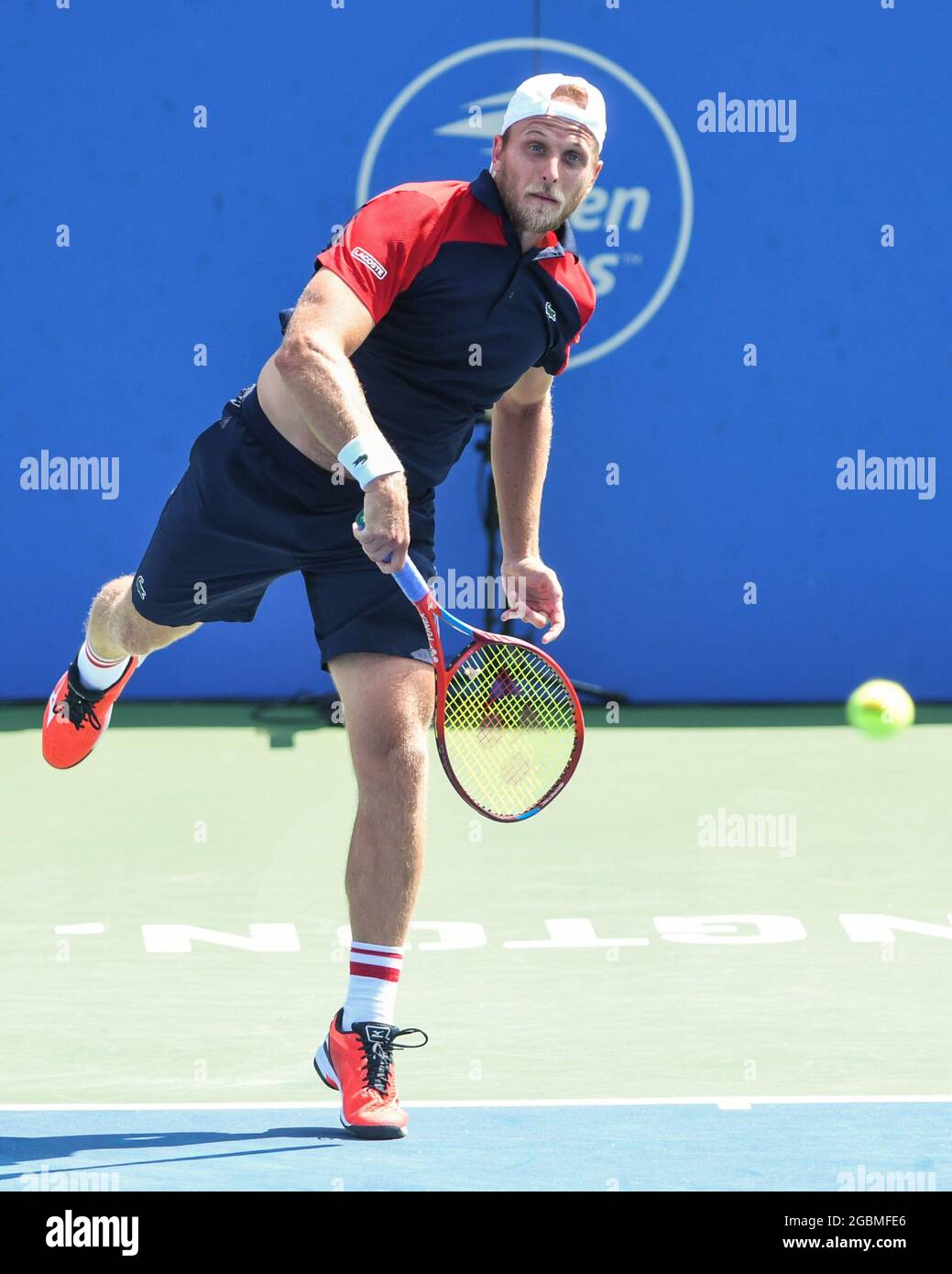 WASHINGTON, D.C., ÉTATS-UNIS. 4 août 2021. DENIS KUDLA arrive en service lors de son match contre Taylor Fritz au Rock Creek tennis Centre. (Image de crédit : © Kyle Gustafson/ZUMA Press Wire) Banque D'Images