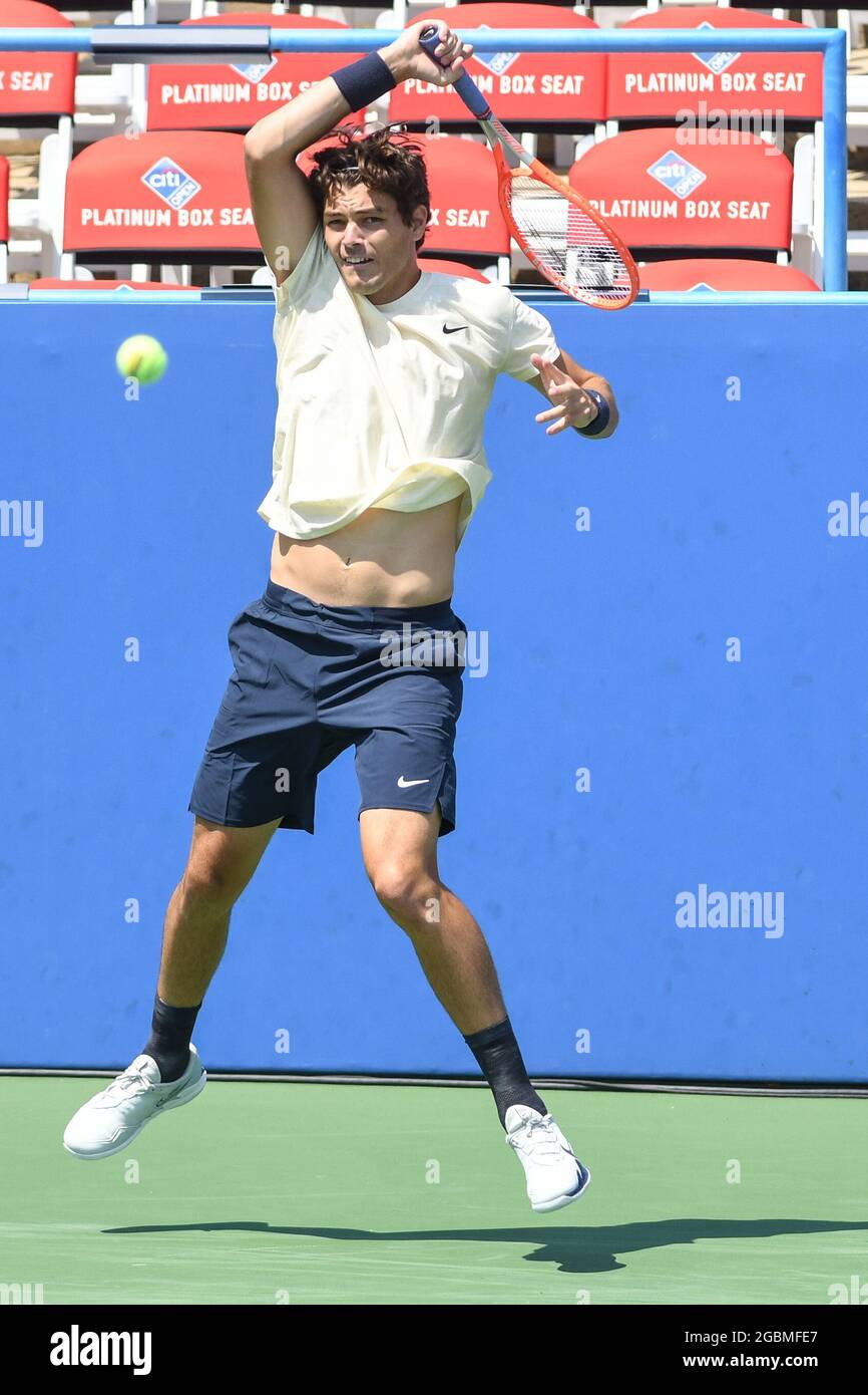 WASHINGTON, D.C., ÉTATS-UNIS. 4 août 2021. TAYLOR FRITZ frappe un front lors de son match contre Denis Kudla au centre de tennis de Rock Creek. (Image de crédit : © Kyle Gustafson/ZUMA Press Wire) Banque D'Images