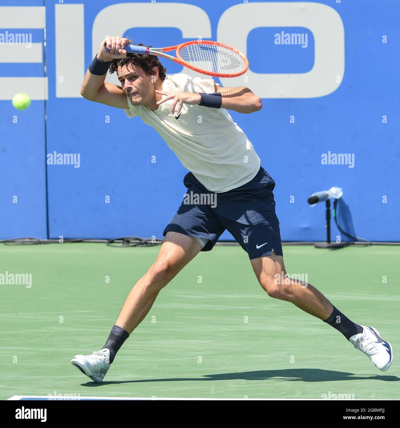 WASHINGTON, D.C., ÉTATS-UNIS. 4 août 2021. TAYLOR FRITZ frappe un front lors de son match contre Denis Kudla au centre de tennis de Rock Creek. (Image de crédit : © Kyle Gustafson/ZUMA Press Wire) Banque D'Images