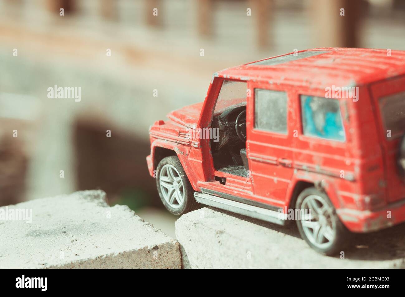Gros plan d'un jouet de voiture sale cassé Photo Stock - Alamy