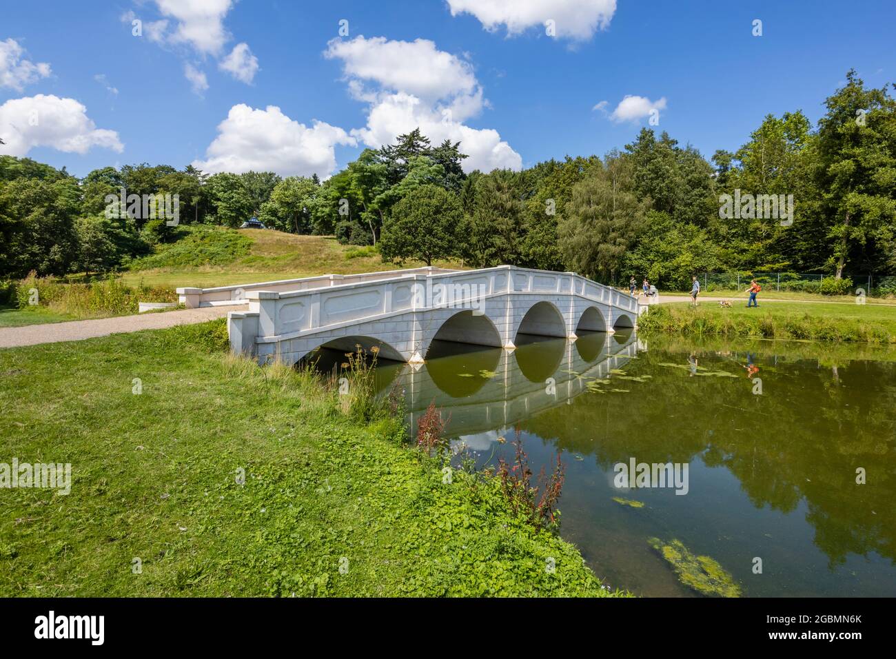 Le pont Five Arch dans les paysages Hamilton de Painshill Park, jardins paysagers à Cobham, Surrey, au sud-est de l'Angleterre, Royaume-Uni Banque D'Images