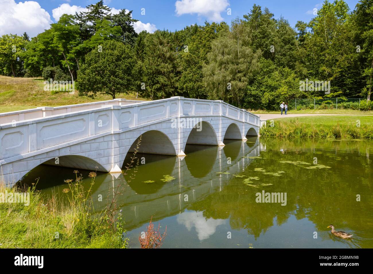 Le pont Five Arch dans les paysages Hamilton de Painshill Park, jardins paysagers à Cobham, Surrey, au sud-est de l'Angleterre, Royaume-Uni Banque D'Images