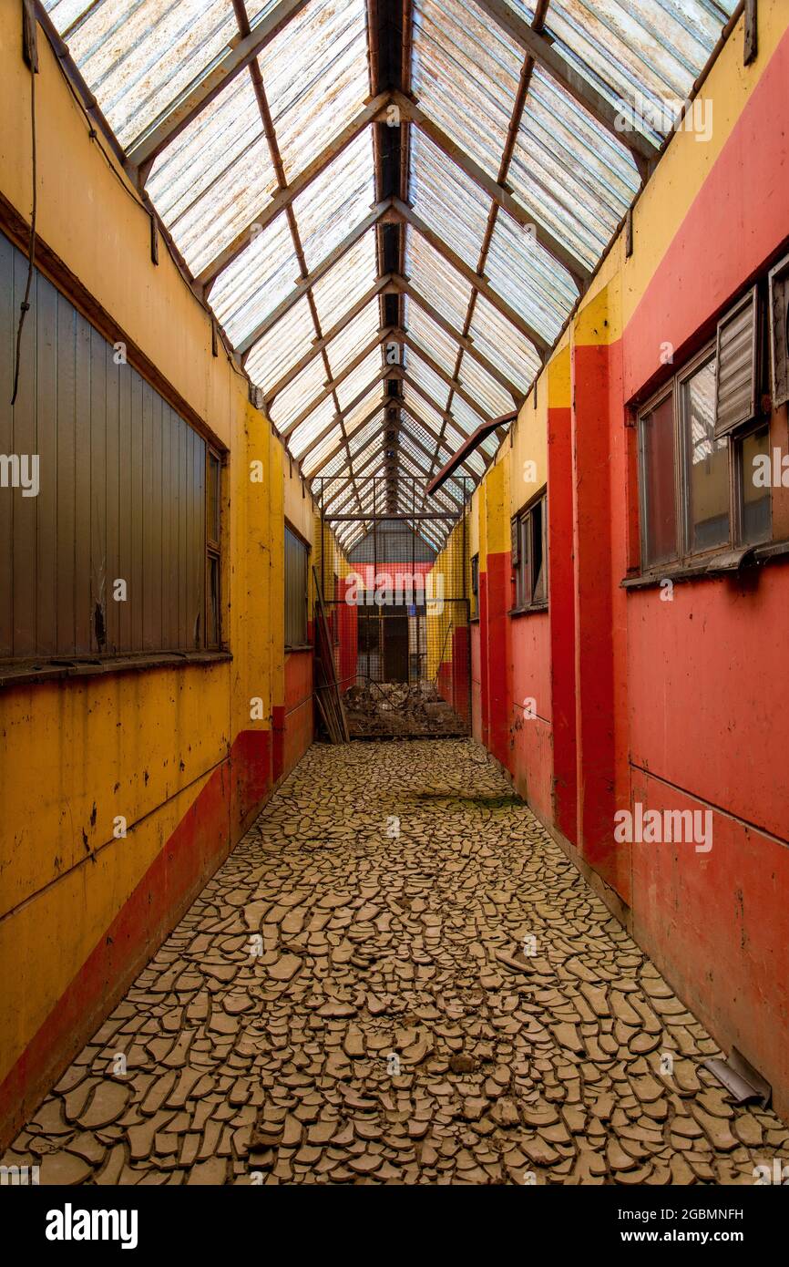 Un bâtiment dévasté dans une usine abandonnée Banque D'Images