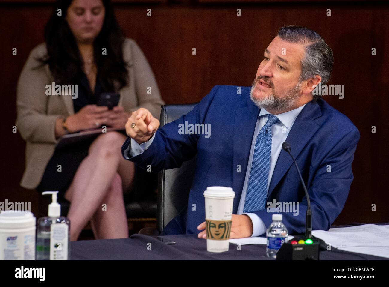 Le sénateur des États-Unis Ted Cruz (républicain du Texas) fait des remarques lors d'une réunion d'affaires du Comité sénatorial des relations étrangères pour les nominations et les considérations législatives dans l'édifice Hart Senate Office à Washington, DC, le mercredi 4 août 2021. Crédit : Rod Lamkey/CNP Banque D'Images