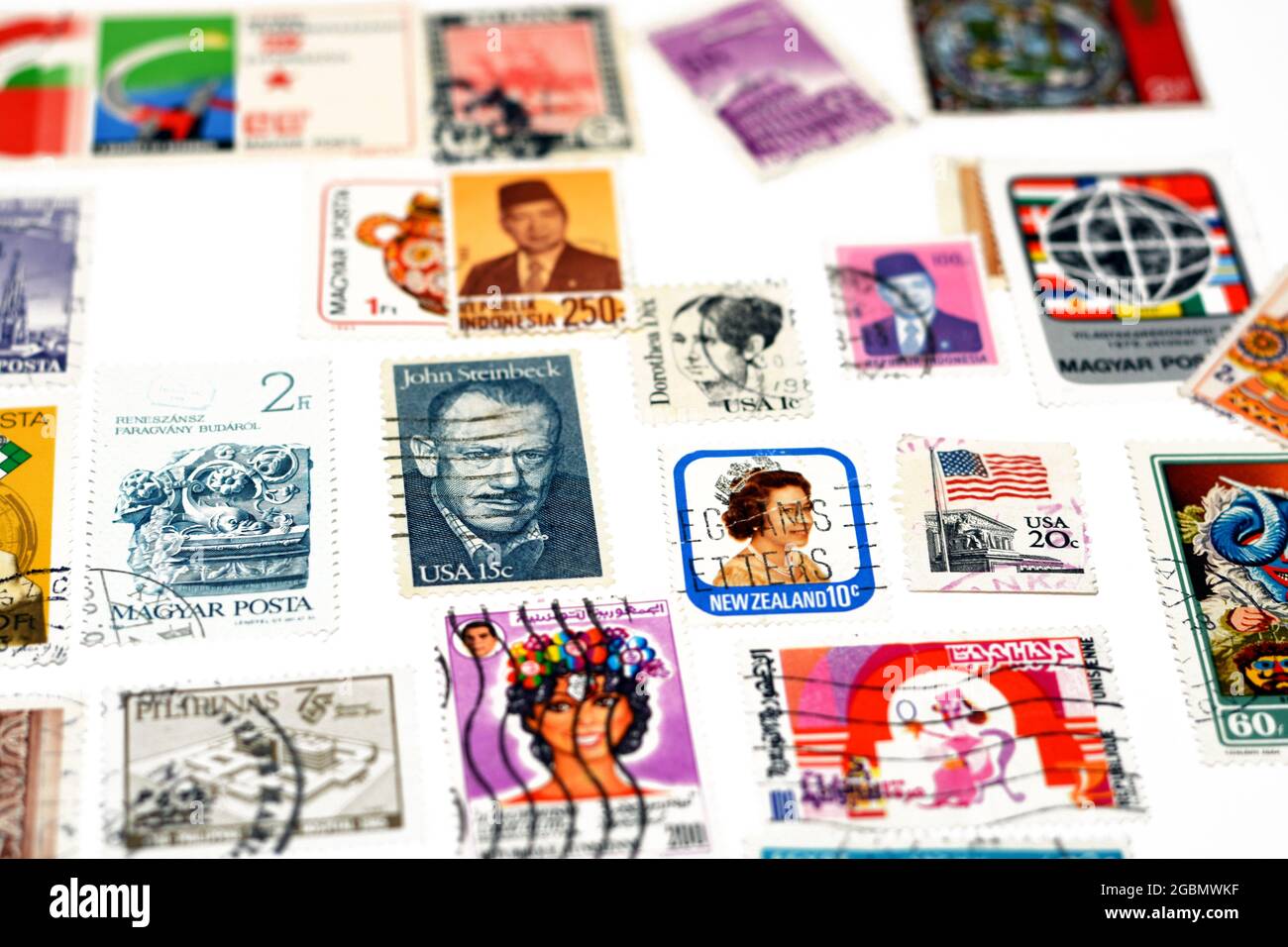 arrière-plan de divers anciens timbres-poste utilisés de différents pays et temps sur fond blanc, une couverture avec un ensemble de timbres-poste, vintage Banque D'Images