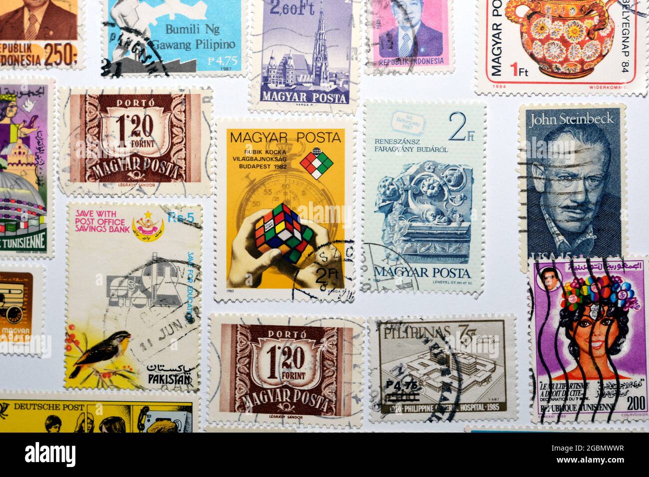 arrière-plan de divers anciens timbres-poste utilisés de différents pays et temps sur fond blanc, une couverture avec un ensemble de timbres-poste, vintage Banque D'Images