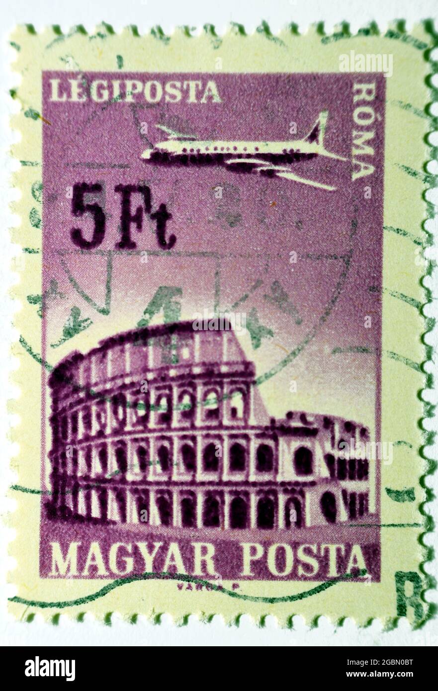 Un timbre-poste imprimé en Hongrie montre l'avion au-dessus de Rome, série de compagnies aériennes hongroises, vers 1966, valeur 5ft cinq Forint hongrois isolés sur blanc Banque D'Images