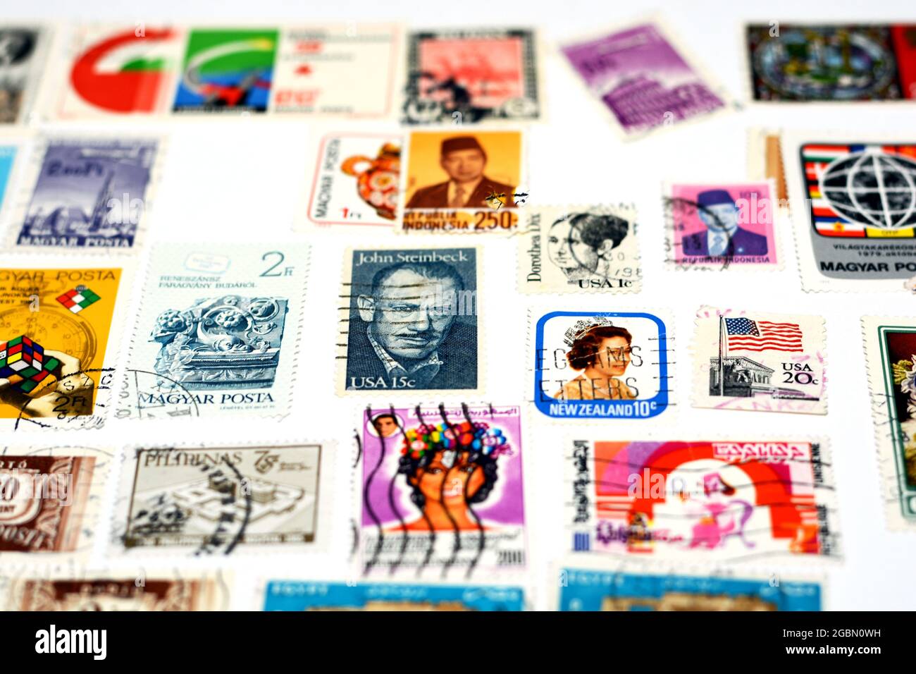 arrière-plan de divers anciens timbres-poste utilisés de différents pays et temps sur fond blanc, une couverture avec un ensemble de timbres-poste, vintage Banque D'Images