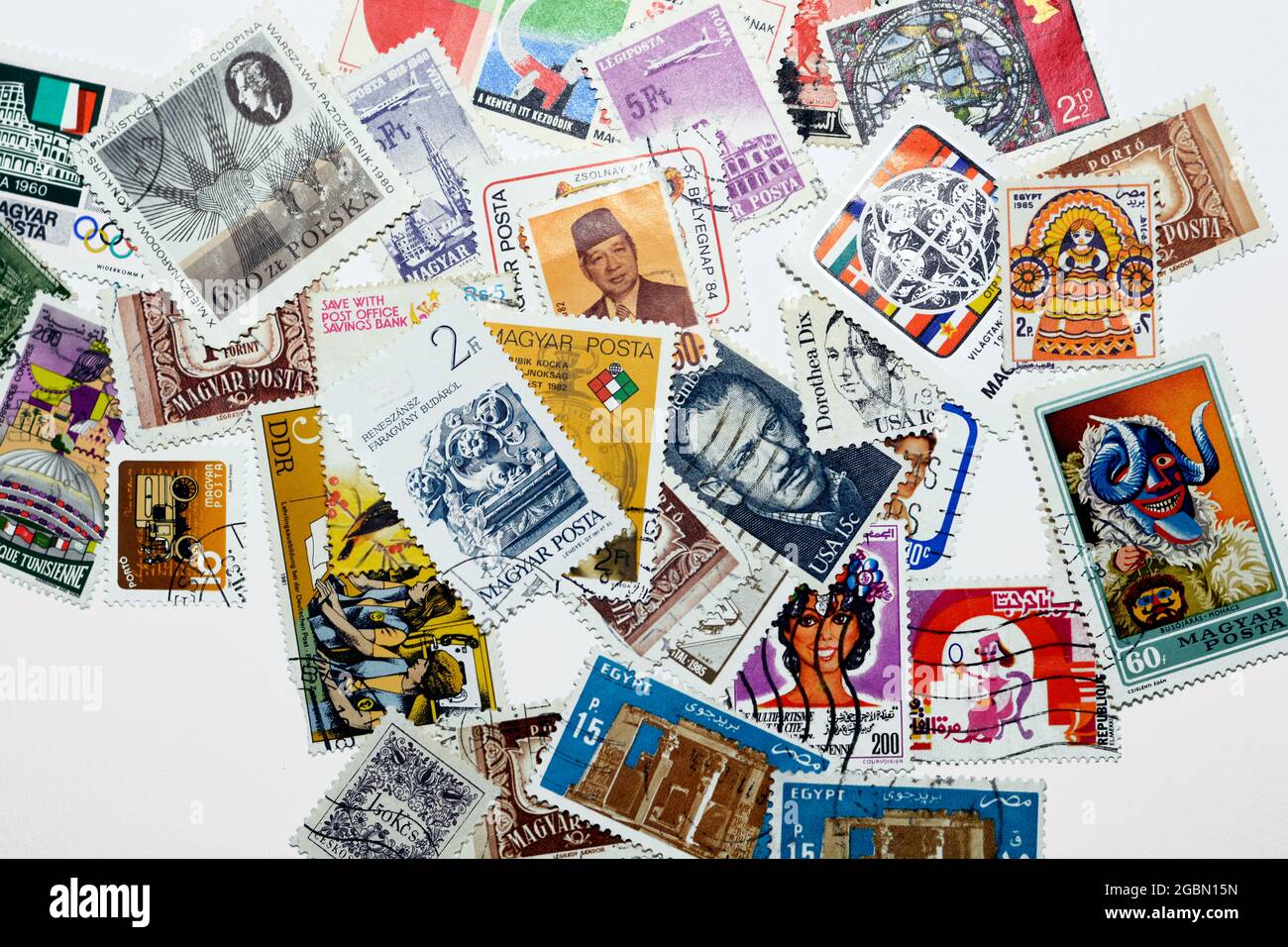 arrière-plan de divers anciens timbres-poste utilisés de différents pays et temps sur fond blanc, une couverture avec un ensemble de timbres-poste, vintage Banque D'Images