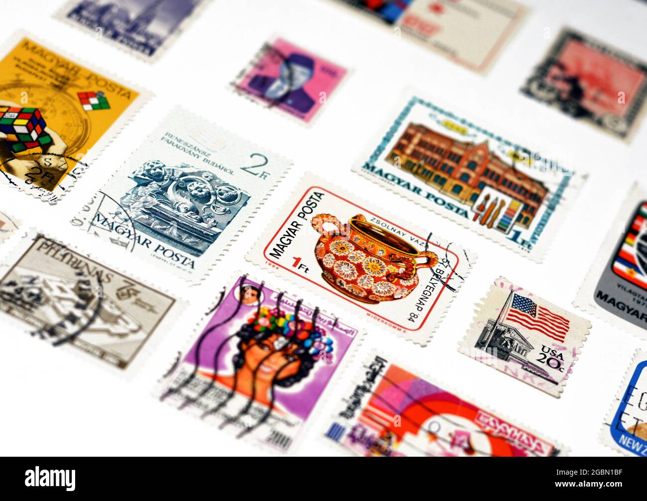 arrière-plan de divers anciens timbres-poste utilisés de différents pays et temps sur fond blanc, une couverture avec un ensemble de timbres-poste, vintage Banque D'Images