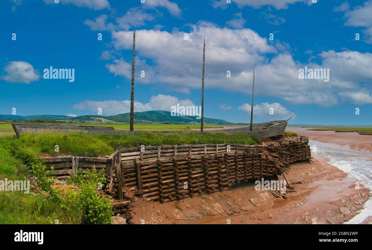 Vieux viking comme bateau à voile en bois abandonné à Harvey Nouveau-Brunswick sur la côte de la baie de Fundy à marée basse, Canada Banque D'Images