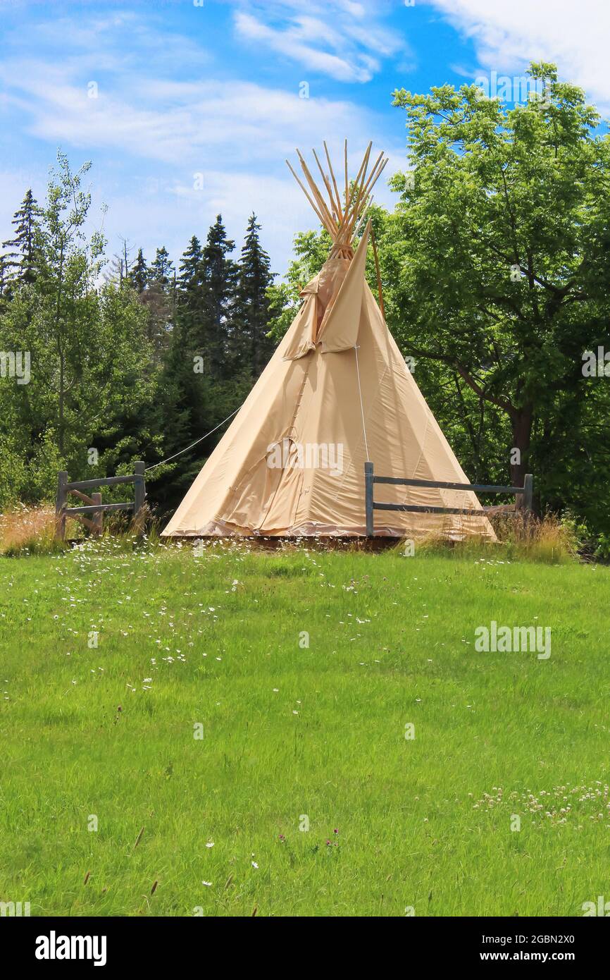 Tipi autochtone parmi l'herbe verte et les arbres au Nouveau-Brunswick, au  Canada Photo Stock - Alamy