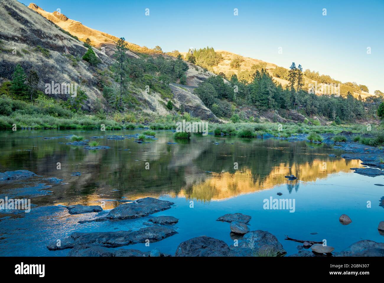 Le flanc de montagne se reflète dans la rivière Umpqua Nord près de Glide Oregon Banque D'Images