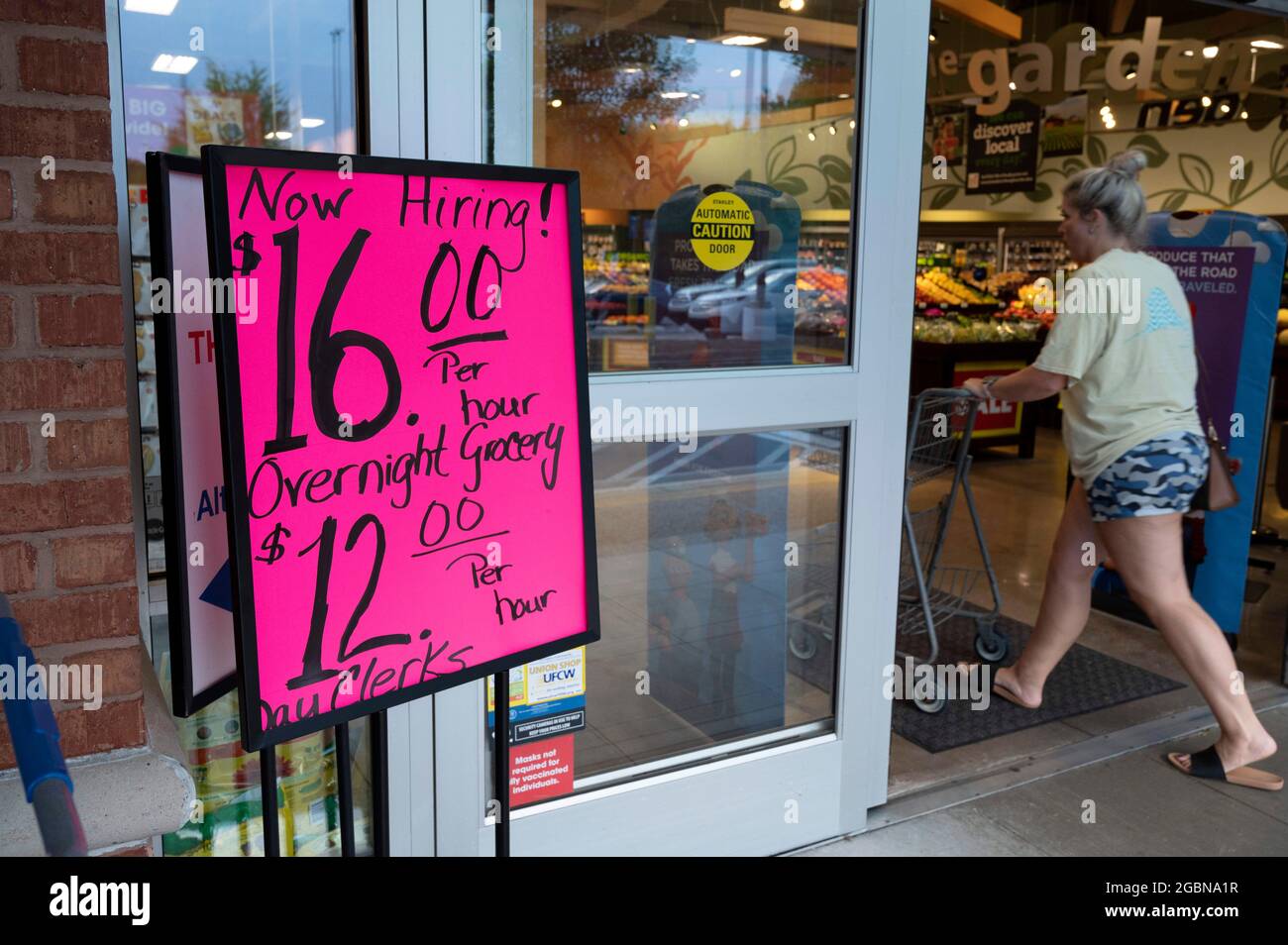 Roswell, Géorgie, États-Unis. 4 août 2021. Un panneau à l'entrée d'un supermarché Kroger annonce un salaire horaire de 16 $ pour le stockage des étagères dans cette banlieue nord d'Atlanta.plusieurs commerces de détail dans la région ont dû réduire les heures en raison de la pénurie de travailleurs, malgré des salaires horaires plus élevés. (Image de crédit : © Robin Rayne/ZUMA Press Wire) Banque D'Images